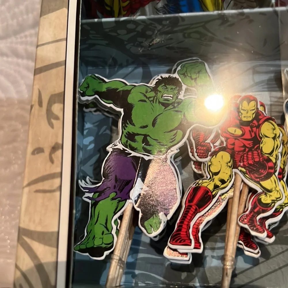 Marvel Comics Cupcake Kit, NWT‎